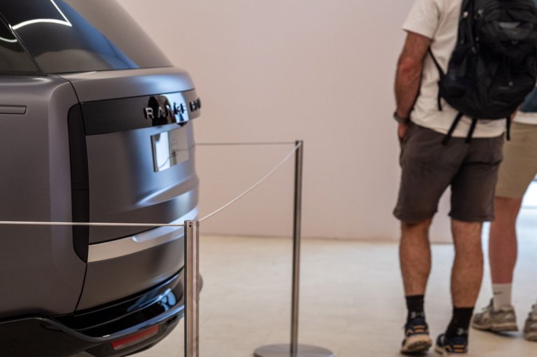Car at Goodwood Festival of Speed, protected by Absolute Q Barrier Freestanding in Stainless Steel Car at Goodwood Festival of Speed, protected by Absolute Q Barrier Freestanding in Stainless Steel