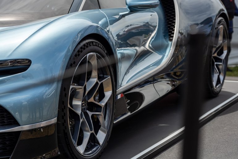 Blue sports car at Goodwood Festival of Speed, protected by Absolute Freestanding Barrier 1000mm in black Blue sports car at Goodwood Festival of Speed, protected by Absolute Freestanding Barrier 1000mm in black