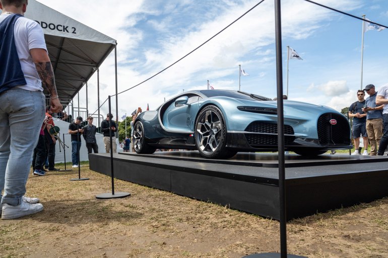 Blue sports car at Goodwood Festival of Speed, protected by Absolute 1000mm Freestanding Barrier in black Blue sports car at Goodwood Festival of Speed, protected by Absolute 1000mm Freestanding Barrier in black
