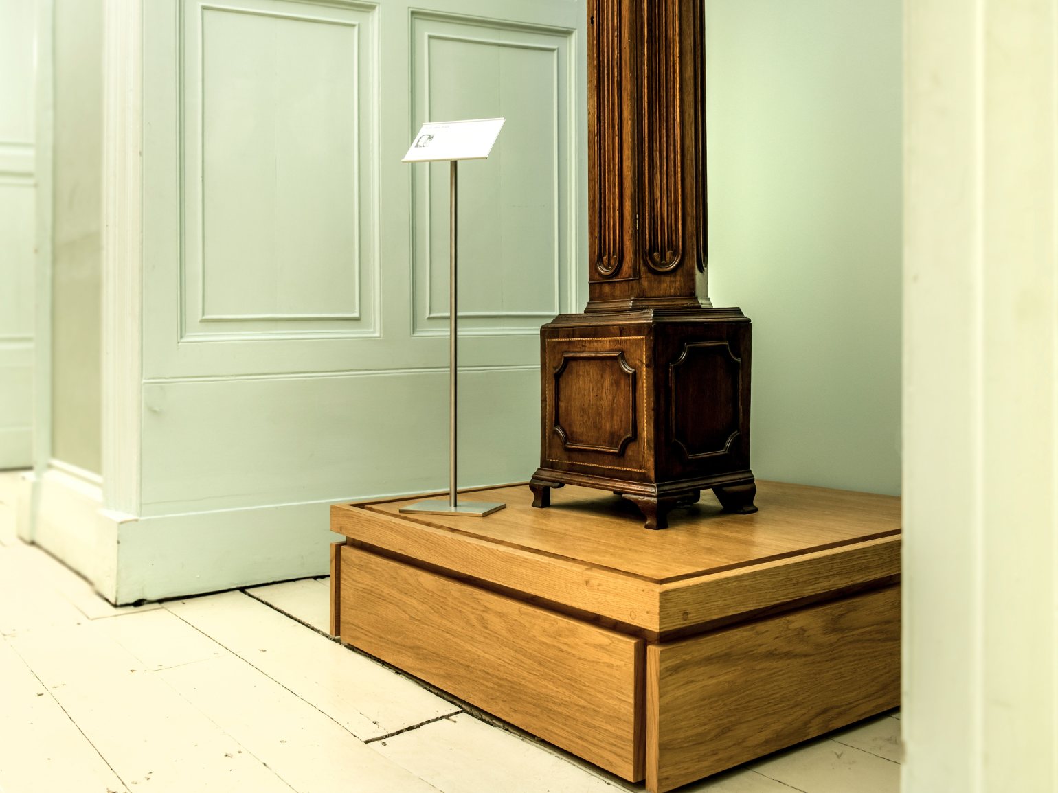 Absolute Pinnacle Label Holder in use at a museum