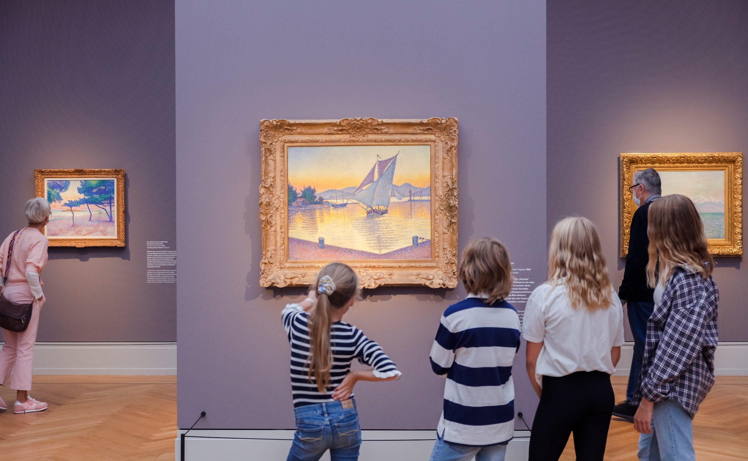 Children looking at an artwork in the Museum Barberini, Potsdam. The artwork is protected using Absolute freestanding barriers, with black finish and elasticated barrier cord.